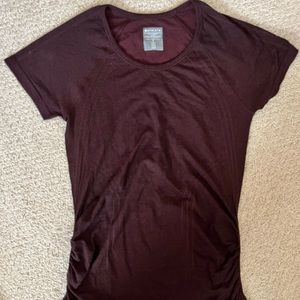 Short sleeve athletic top with cinched waist